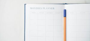 Calendario de limpieza en formato mensual con días de la semana y bolígrafo