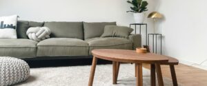 sofa y mesita en un comedor