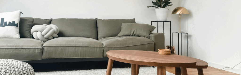 sofa y mesita en un comedor